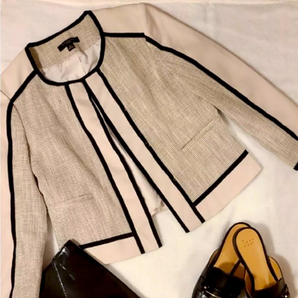 Ann Taylor Cream Beige Black Contrast Collarless Blazer Jacket
Size 6